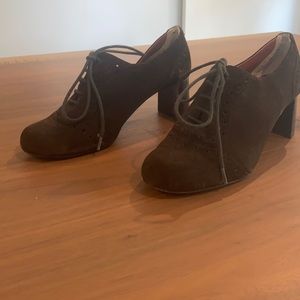 Brown suede Oxford heel. MaxStudio